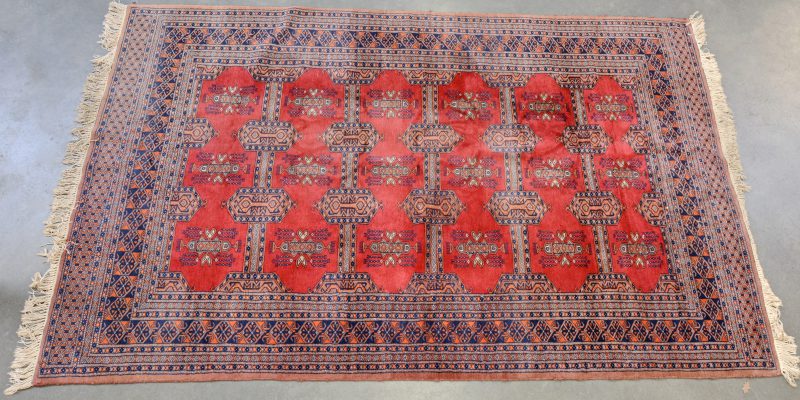 Een handgeknoopt Afghaans wollen tapijt.