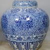 Twee grote gemberpotten van Chinees porselein, versierd met een blauw op wit decor met florale motieven.