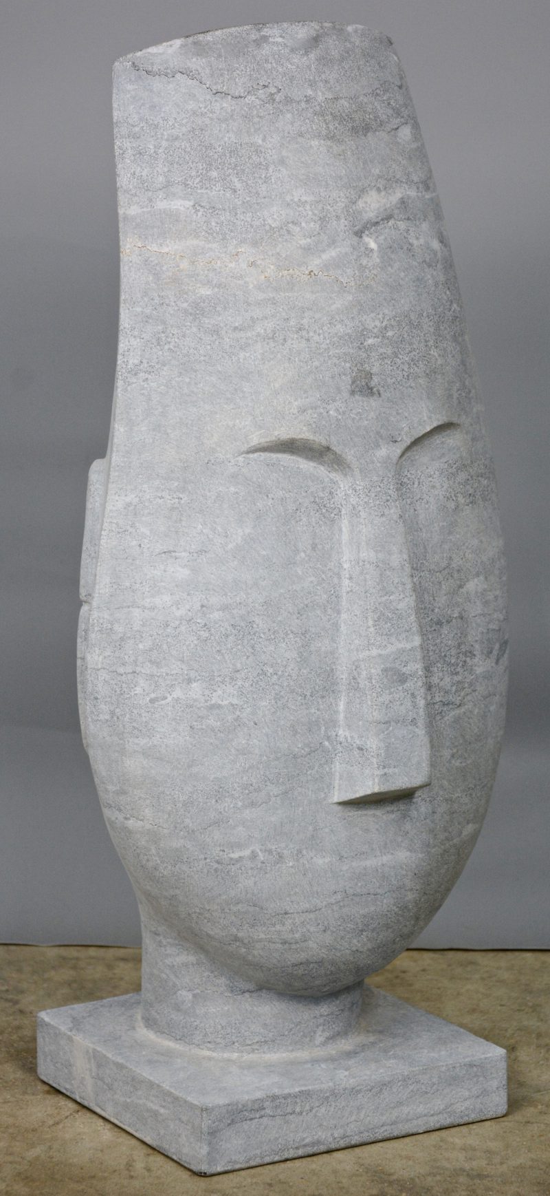 Een modern stenen hoofd.
