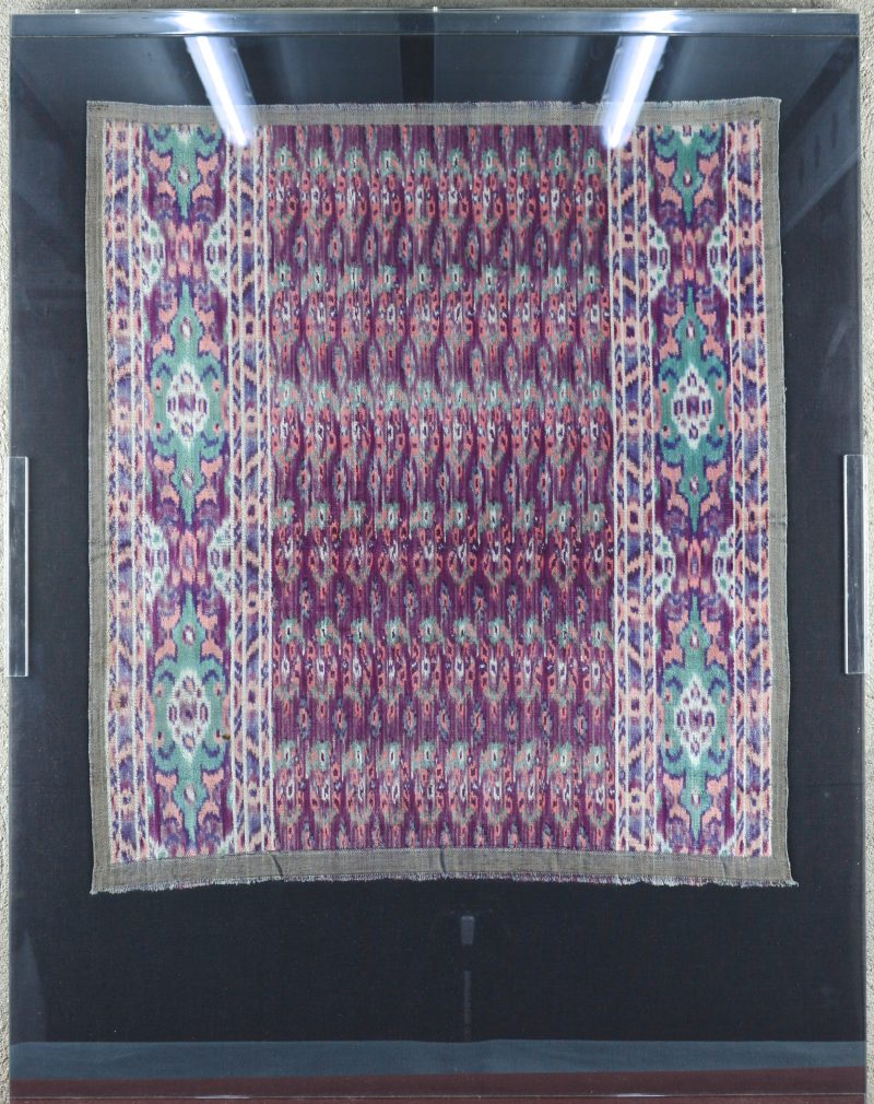 Een ingekaderd Peruviaans artisanaal wandkleed uit het Andesgebergte. Aangekocht Galerij Cellart te Antwerpen, 1982.