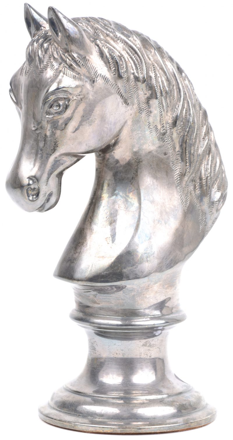 Een paardenhoofd van verzilverd brons.
