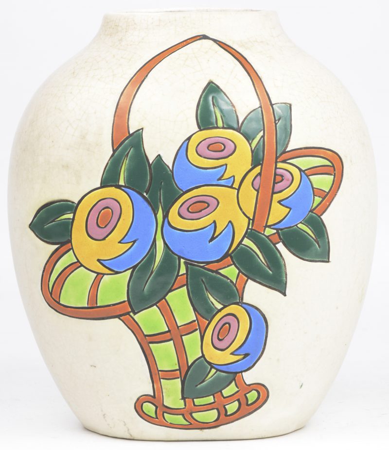 Een art deco vaas van aardewerk met een meerkleurig decor van een bloemenmand. Onderaan gemerkt. Decor 501.