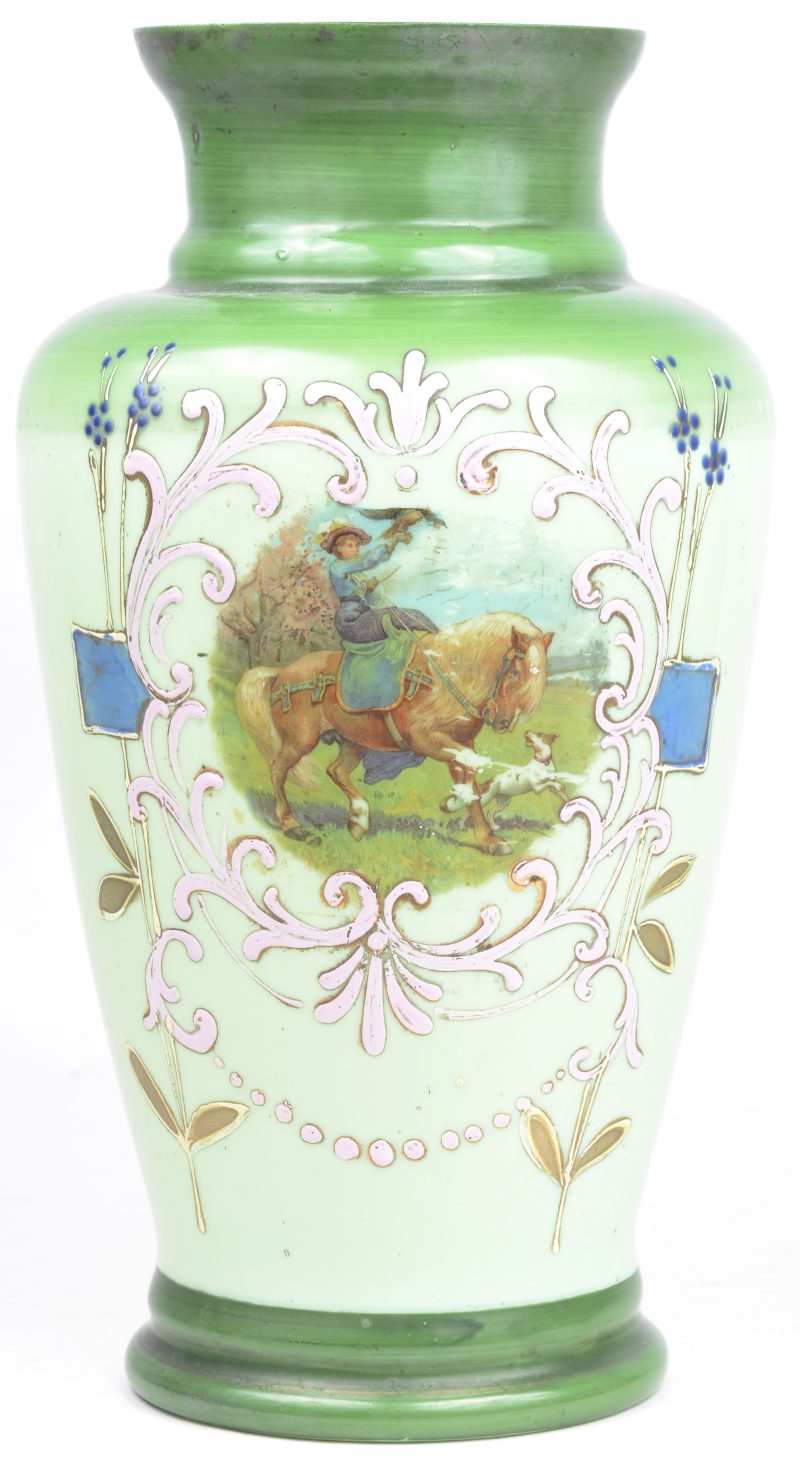 Een vaas van opaalglas met een meerkleurig decor van een valkenier te paard.