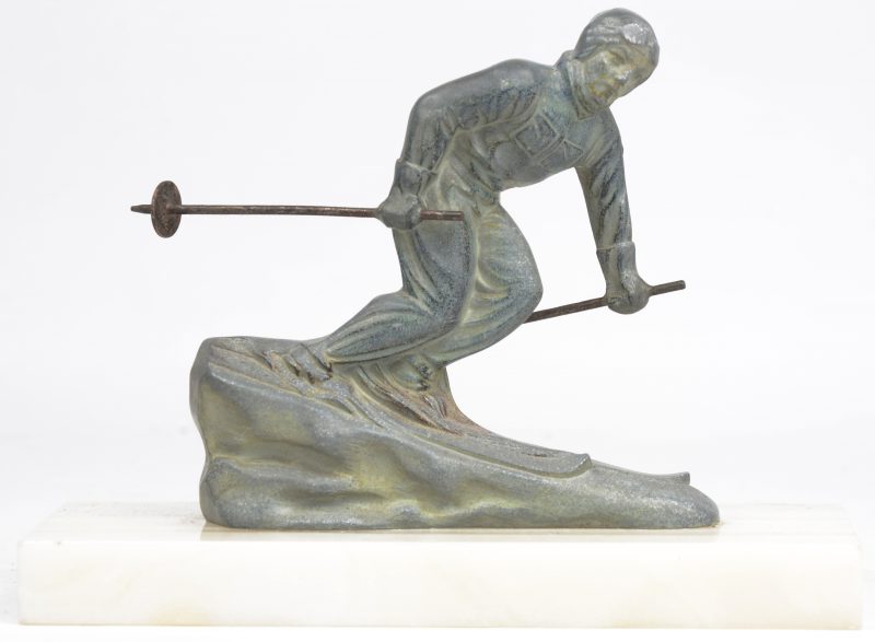 Een bronzen skieër op een onyxen sokkel. Jaren ‘30.