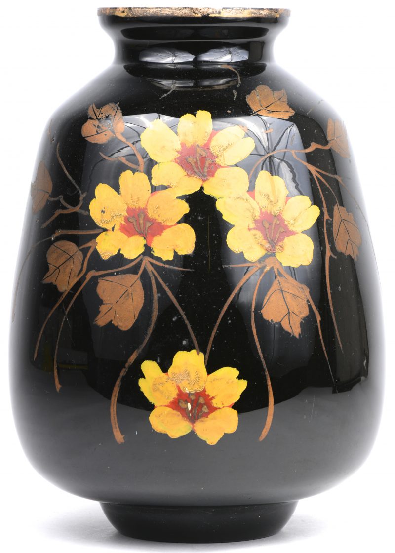 Een vaas van Booms glas met een handgeschilderd bloemendecor.