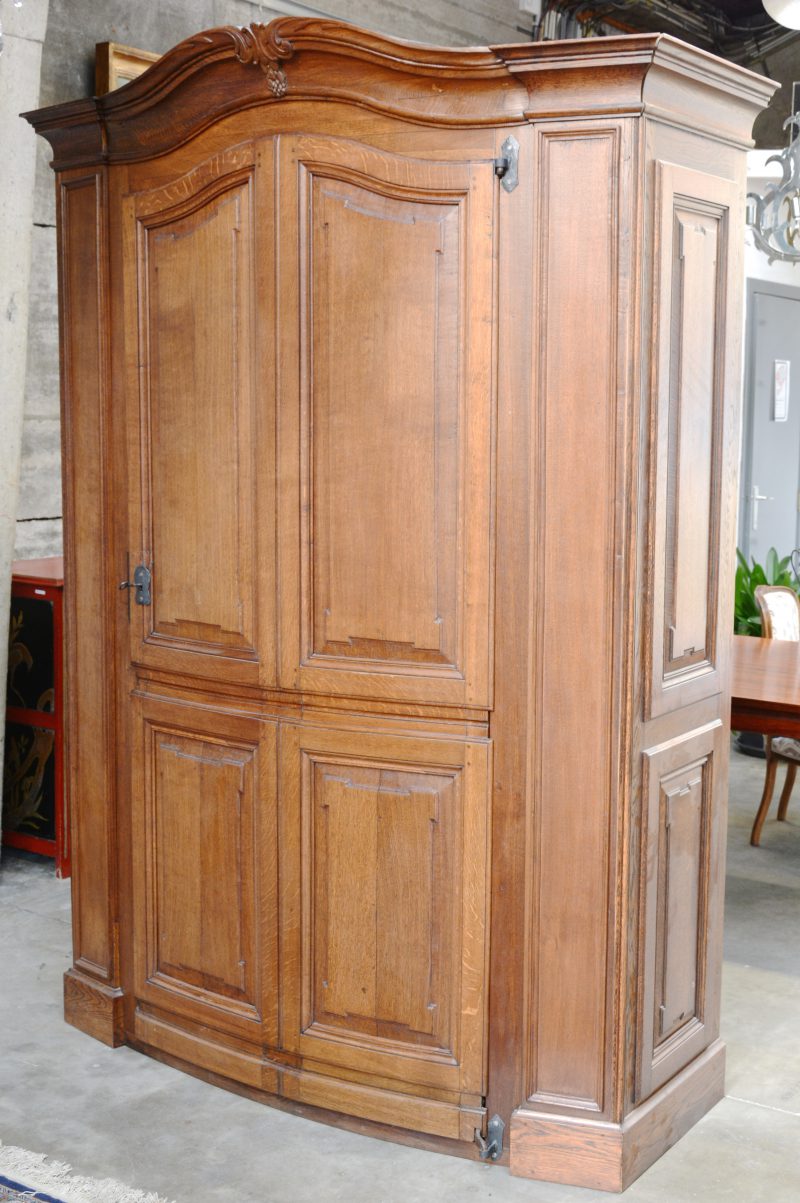 Een antiek eikenhouten front van een ingemaakte kast met één deur, later omgebouwd tot kast.