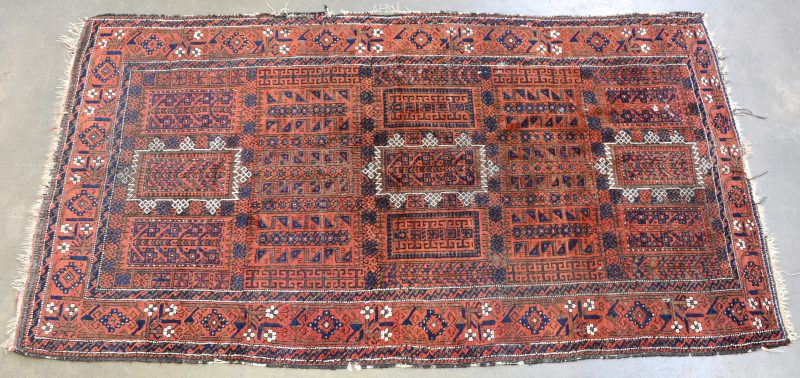 Een handgekoopt Afghaans wollen karpet.