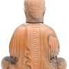 Een zittende Boeddha van gebeeldhouwd hout.