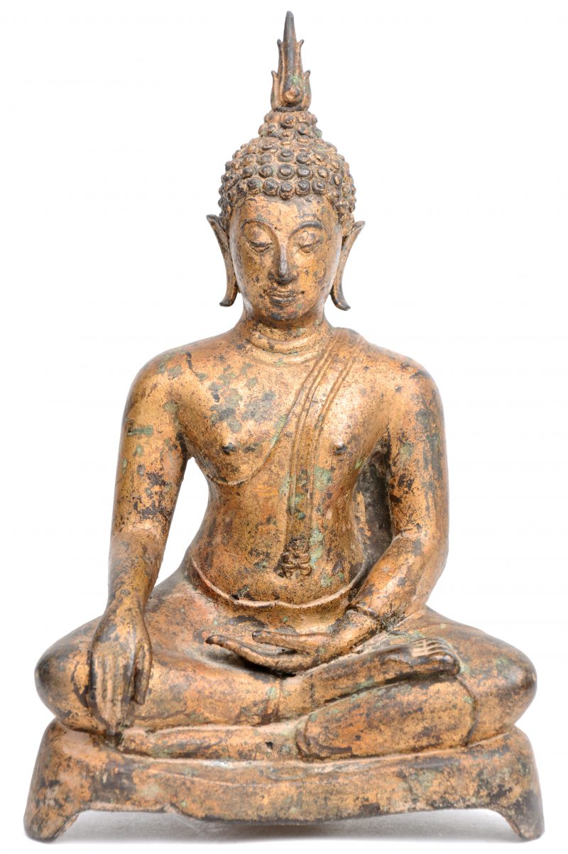 Een oude zittende Boeddha van brons.