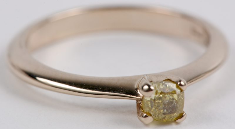 Een 18 karaats licht roze gouden ring bezet met een fancy yellow diamant van ± 0,40 ct. I1.