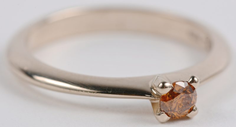 Een 18 karaats licht roze gouden ring bezet met een fancy orange diamant van ± 0,20 ct. I1.