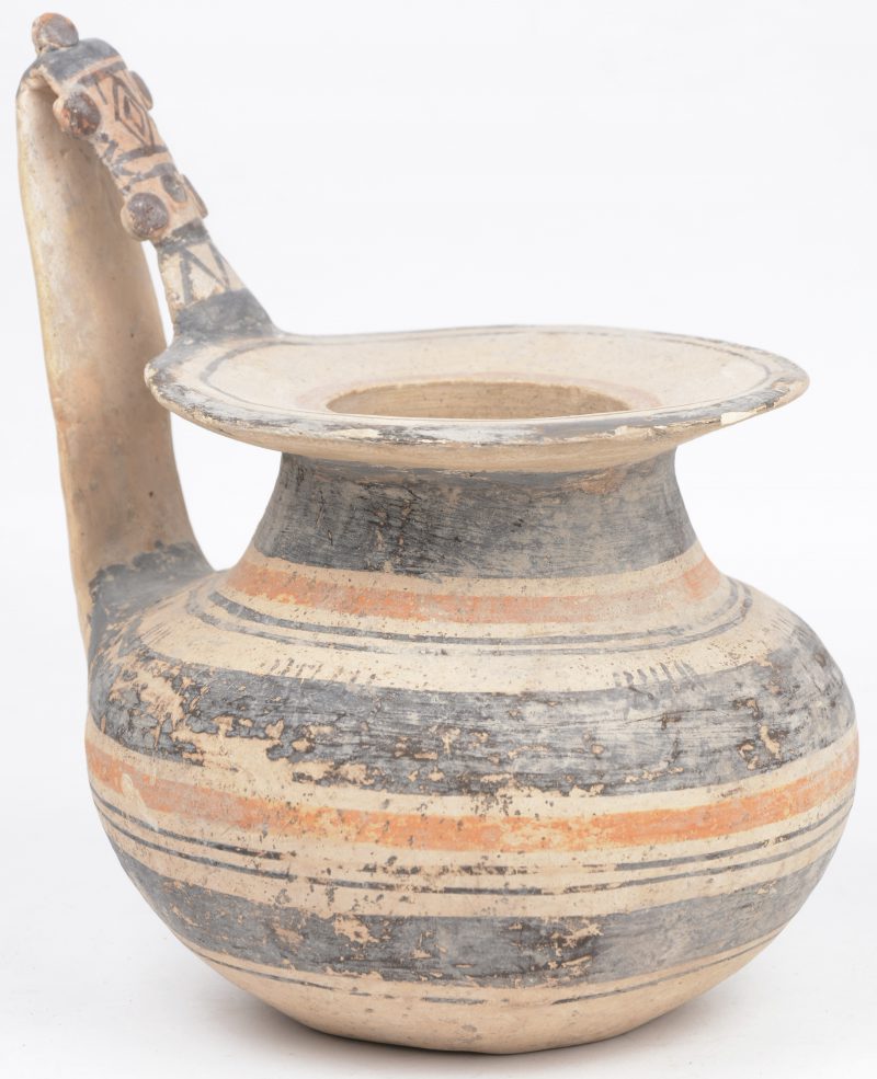 Een ronde pot van gepolychromeerd aardewerk. Griekenland, mogelijk Hellenistische periode.