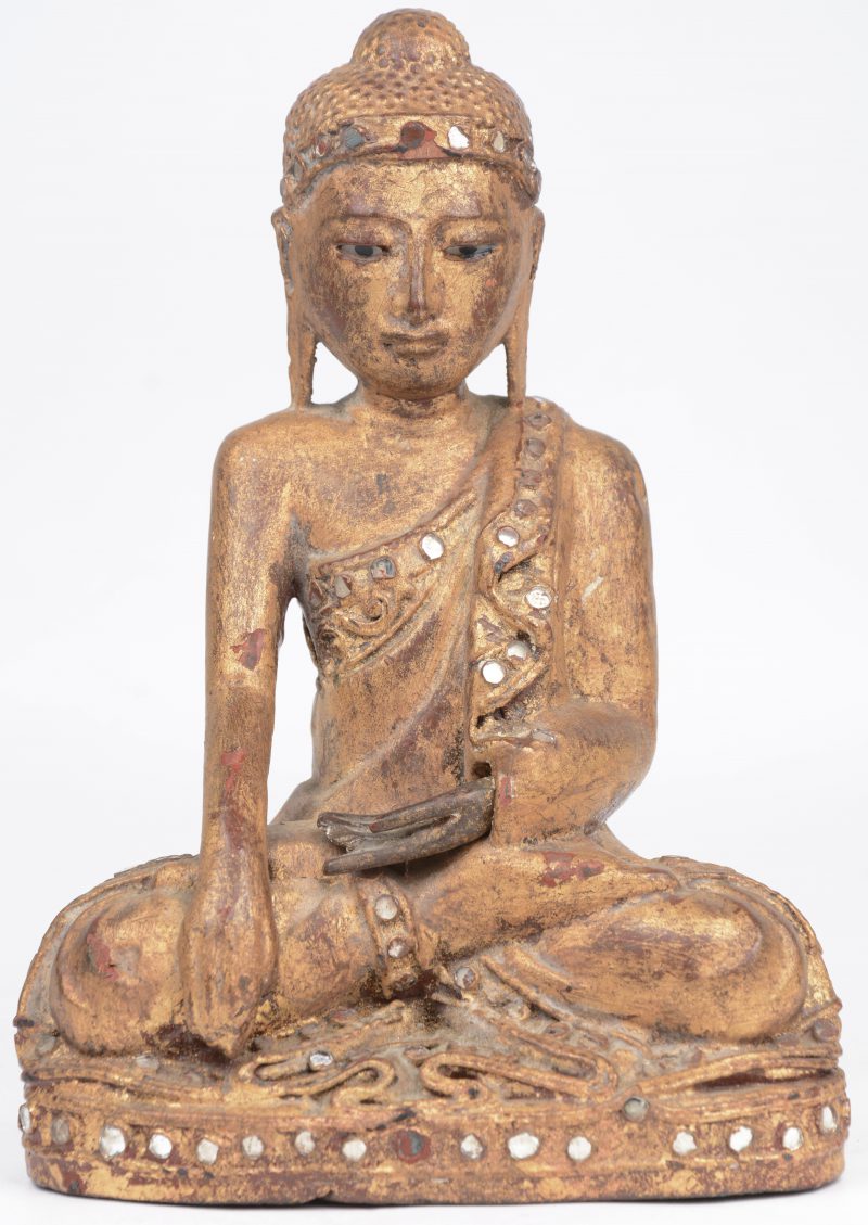 Een zittende Boeddha van verguld hout, versierd met glazen kraaltjes.