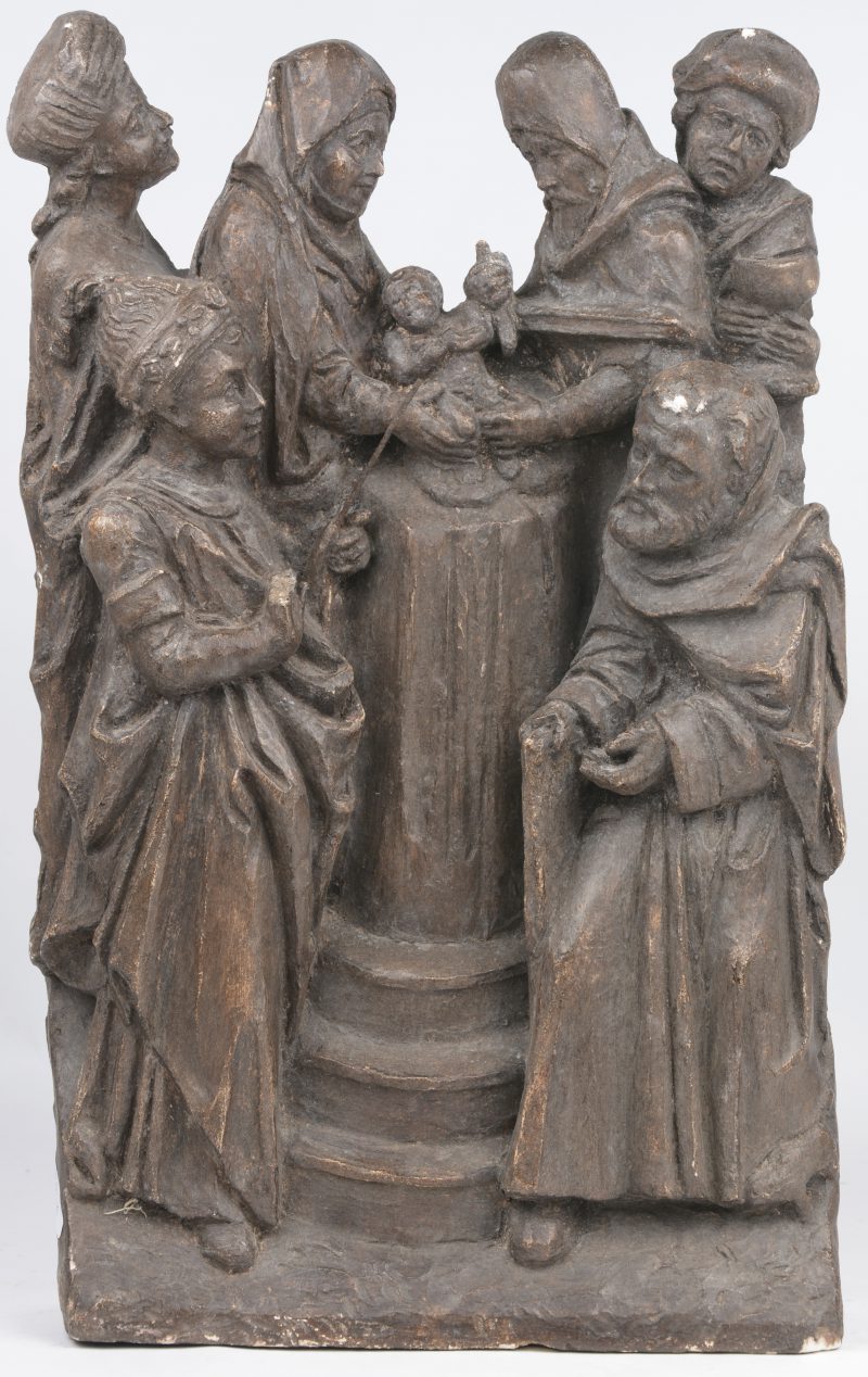 “Het doopsel”. Een gipsen voorontwerp voor een houten beeldhouwwerk. Antwerpen, XIXe eeuw. Gebruikt als gevelversiering. Hoofd van Christus manco.