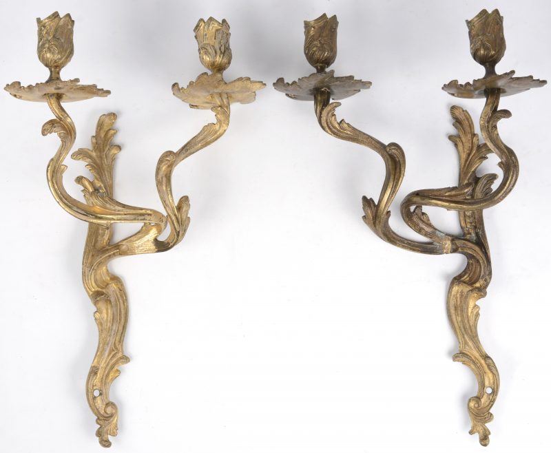 Een paar verguld bronzen appliques in Lodewijk XV-stijl met telkens twee lichtpunten.