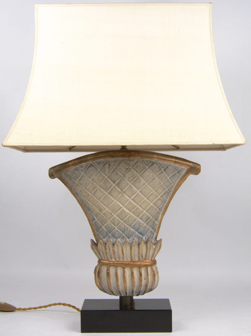 Een lampvoet van gepolychromeerd hout in de vorm van een siervaas.