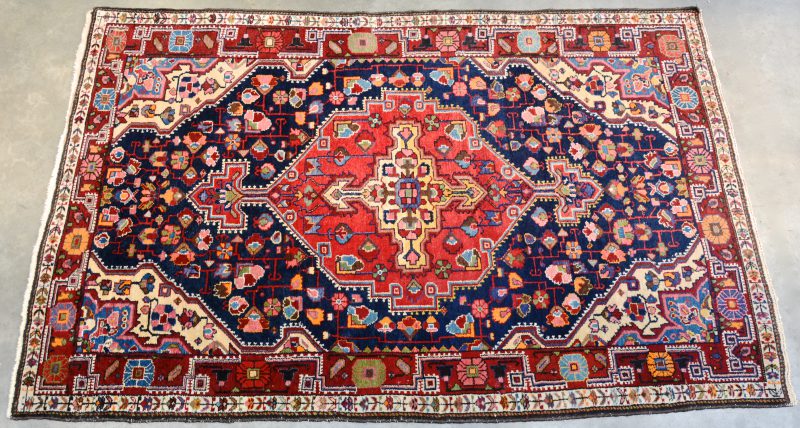 Een Caucaze karpet van wol.