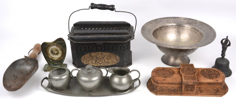 Een lot varia, bestaande uit een verzilverde kom op voet, een plaatijzeren mand, een kliene barometer, een kolenschep, een tinnnen schaaltje met drie potjes, een bronzen bel en een houten kaartenbakje.