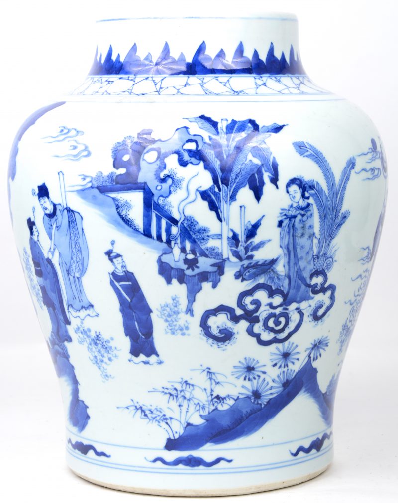 Vaas van blauw en wit porselein met een decor van personages in een landschap. Chinees werk.