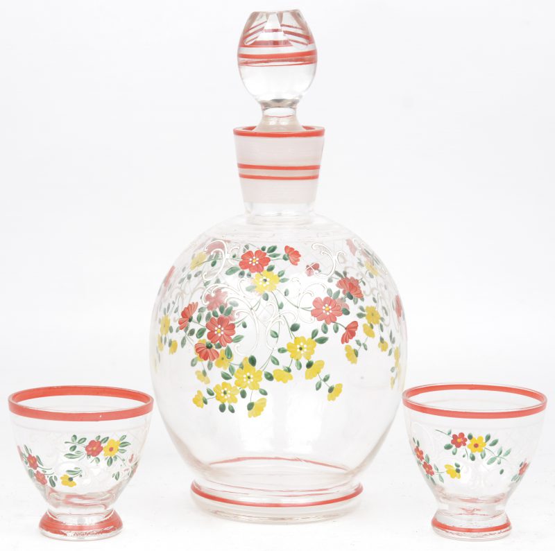 Een bol glazen karafje met twee bijpassende glaasjes met handgeschilderde decors. Omstreeks 1900.