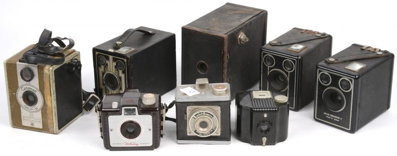 Een lot van acht oude camera’s, waaronder zes Kodak Brownies.