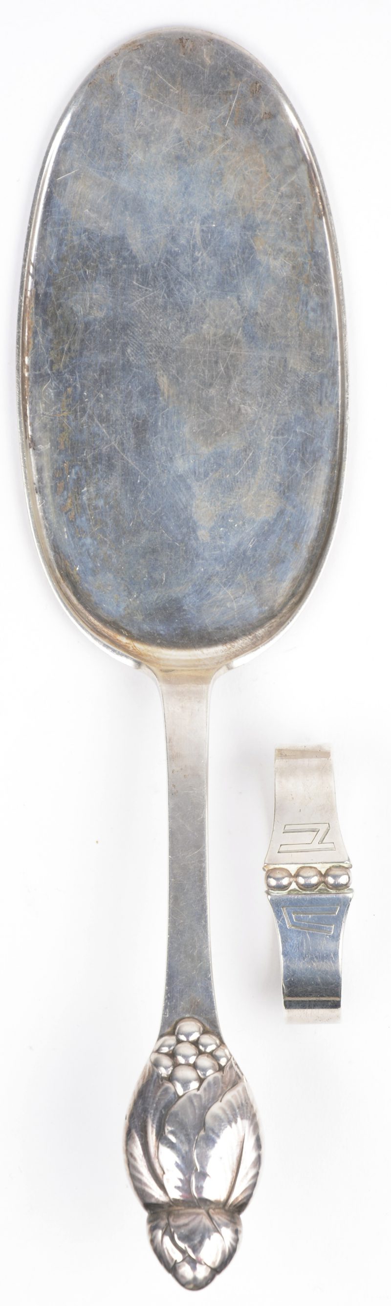 Een zilveren servetring en taartschep 830‰. Denemarken 1879-1958.