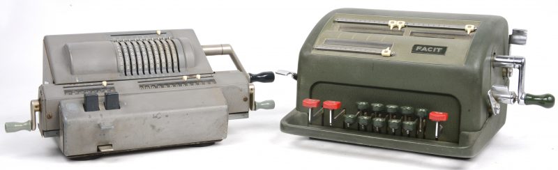 Twee oude mechanische rekenmachines.