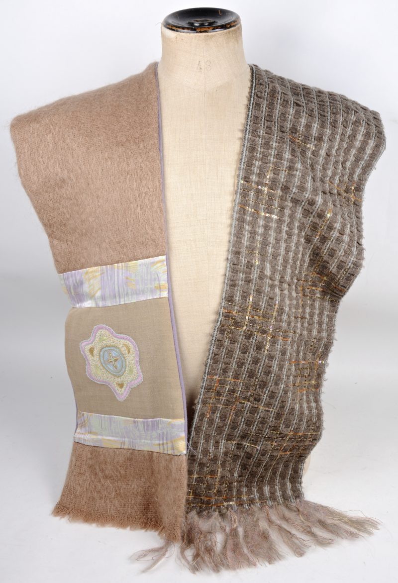 Twee verschillende sjaals van wol, rayon en zijde waarvan één met pailletten en één borduursel.