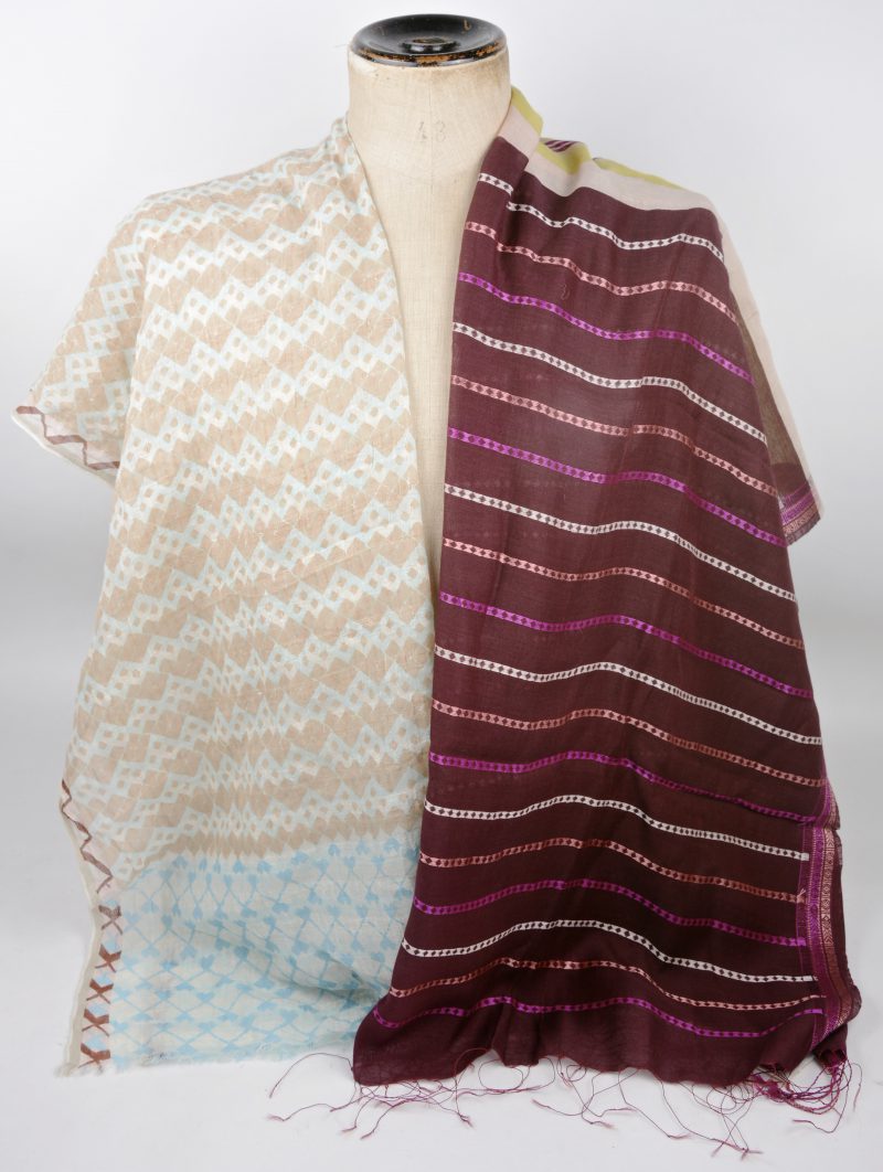 Twee verschillende sjaals van linnen en katoen.