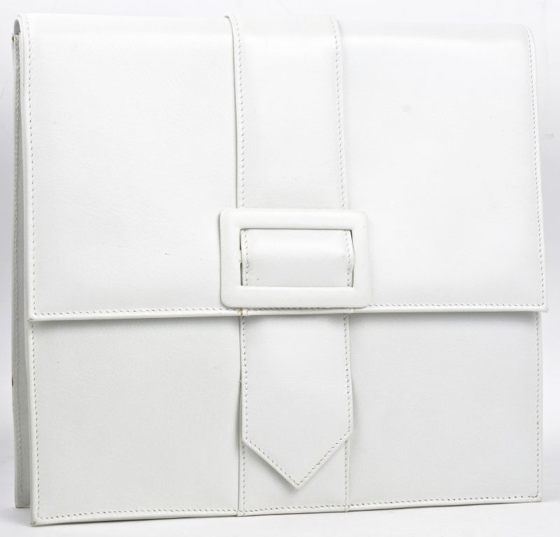 Een handtas van wit leder.