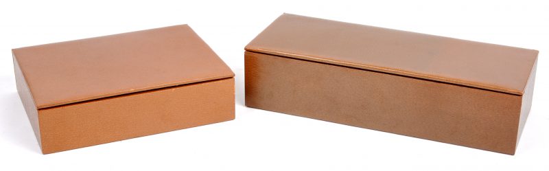 Twee houten doosjes bekleed met varkensleder, waarvan één juwelendoos.