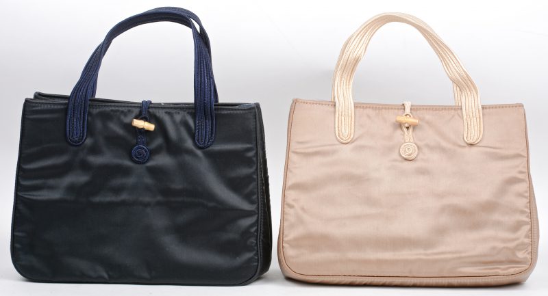 Twee dezelfde handtasjes, een licht bruin en een zwart.