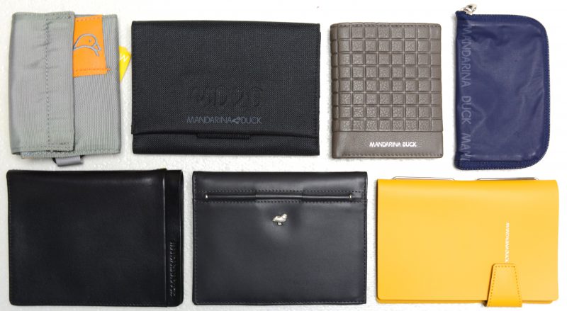 Een lot lederwaren, bestaande uit drie portefeuiles en een contactboekje. Bijgevoegd een sleuteltasje, een hoesje voor een Ipod Nano en een portefeuille van textiel.