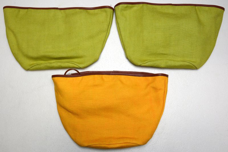 Drie linnen handtassen, model ‘Vallon’, waarbij drie in groen en één in geel.