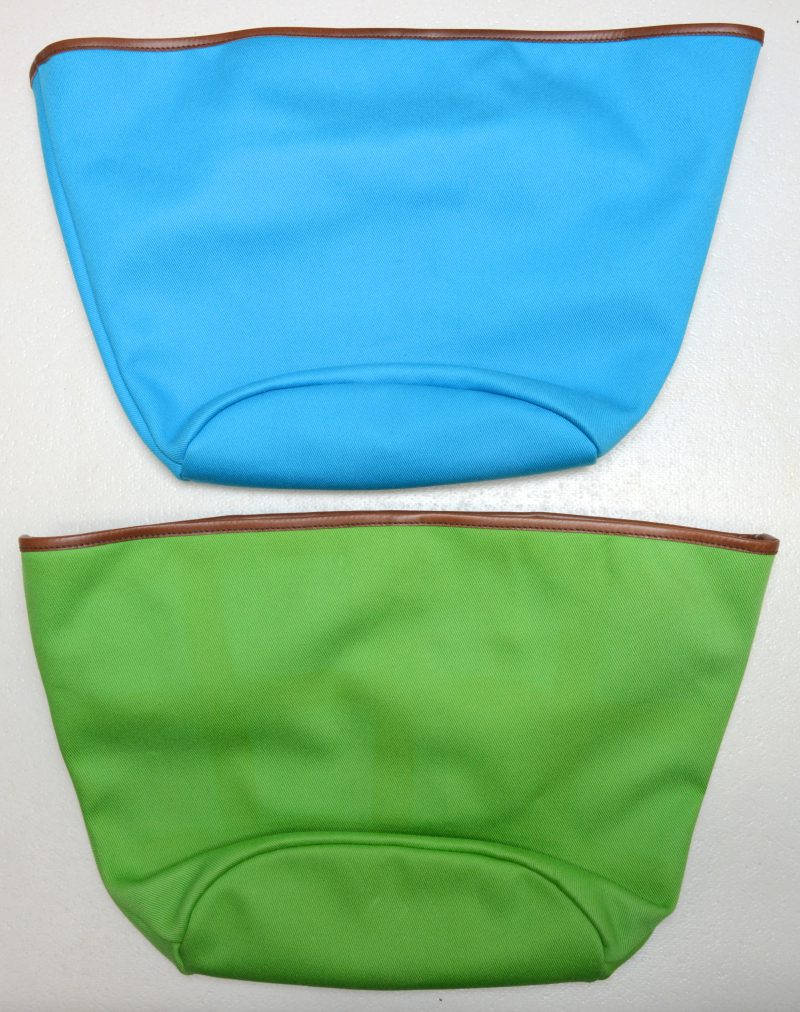 Twee katoenen handtassen, model ‘Prairie’, waarbij één in groen en één in blauw.
