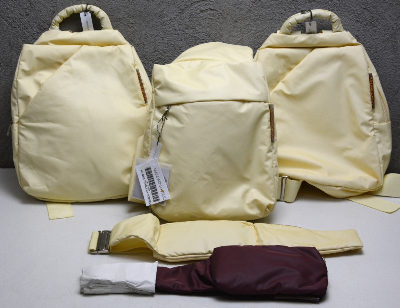 Een lot van drie synthetische rugzakjes en twee heuptasjes, model ‘Air bag’.