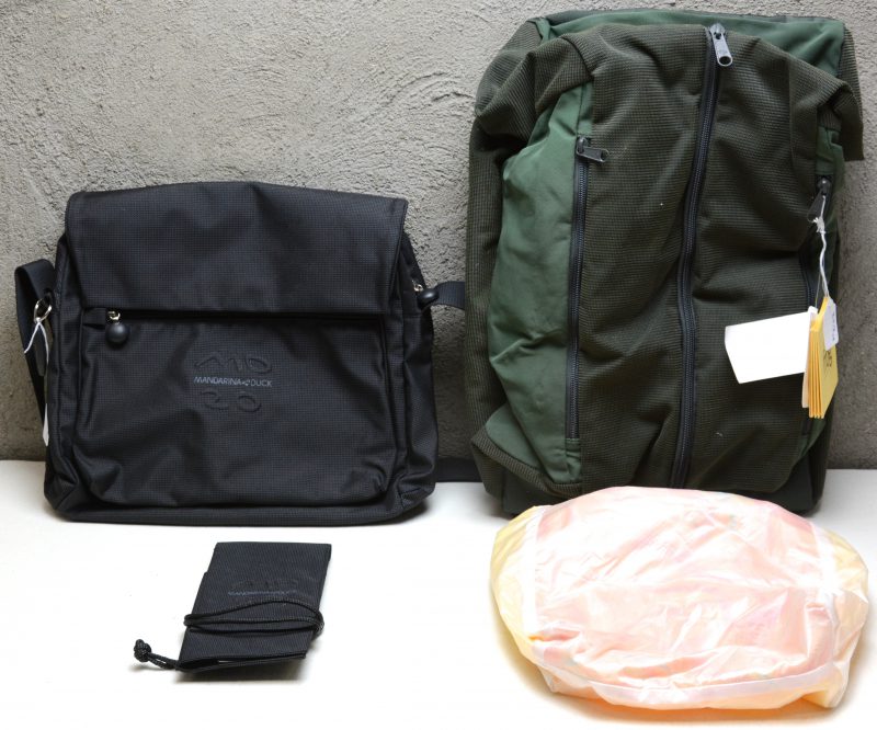 Een groene rugzak uit de lijn ‘Frog’ en een zwarte schoudertas uit de lijn ‘MD 20’. We voegen er een winkeltas en een halstasje aan toe.