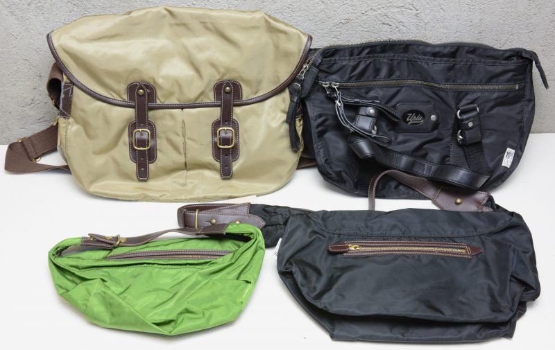Een heuptas, twee schoudertassen en een handtas.