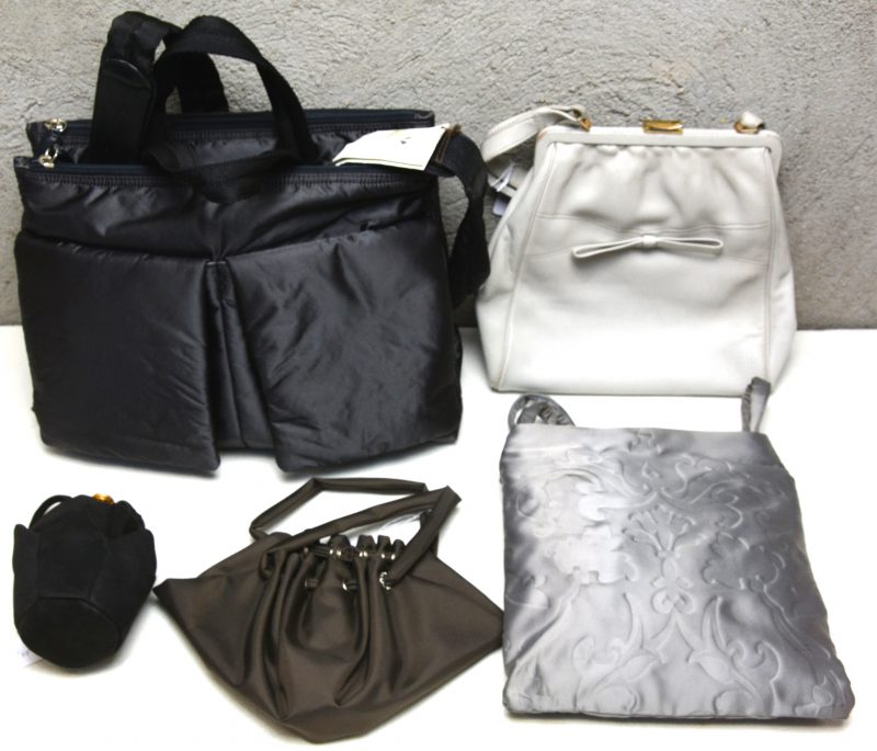 Een lot van drie handtassen, waarvan één lederen en twee kleine tasjes.
