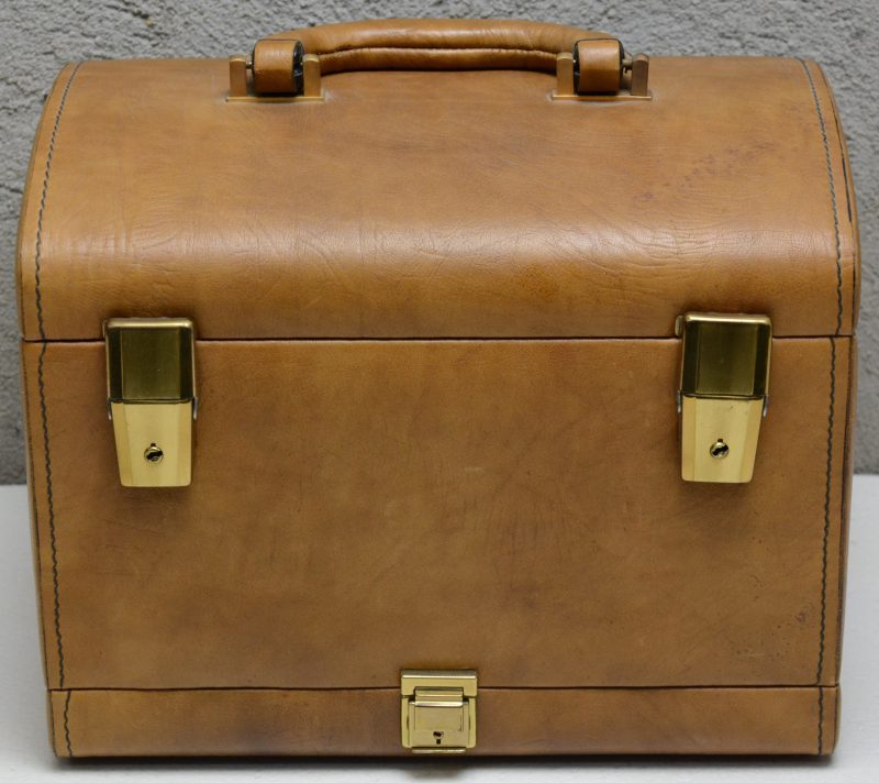 Een beauty-case, bekleed met bruin leder.