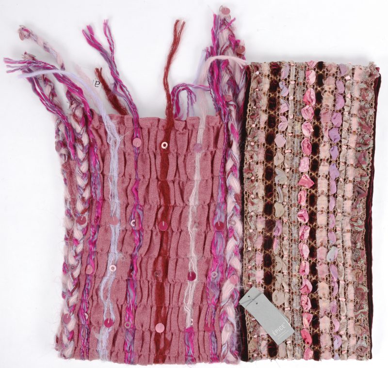 Twee verschillende kleurrijke sjaals van katoen en fluweel en wol.