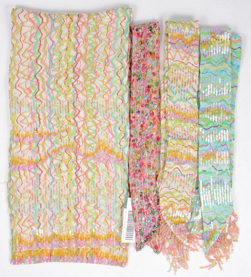 Vier verschillende kleurrijke sjaals van zijde bezet met pailetts en pareltjes.