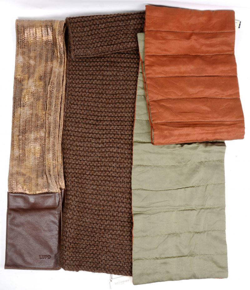 Drie verschillende sjaals van wol, polyester, één bezet met leder.