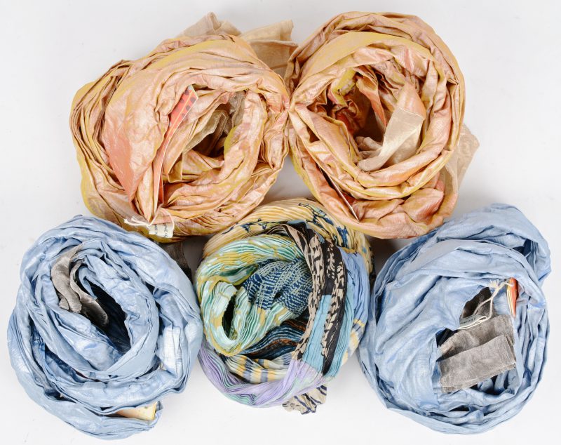 Vijf verschillende sjaals van polyester en zijde.