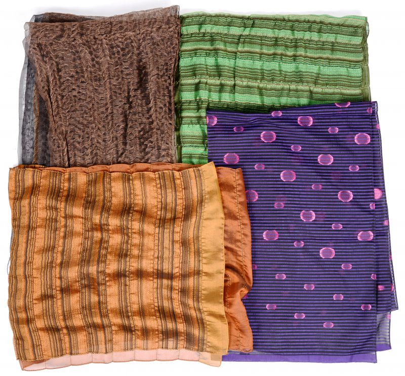 Vier verschillende sjaals van polyester en viscose.
