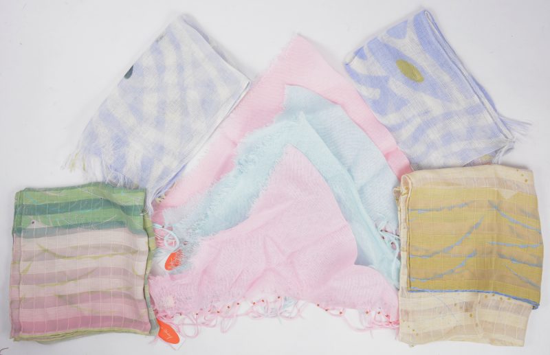 Acht verschillende sjaals van katoen, linnen en zijde waaronder vier triangle scarfs.
