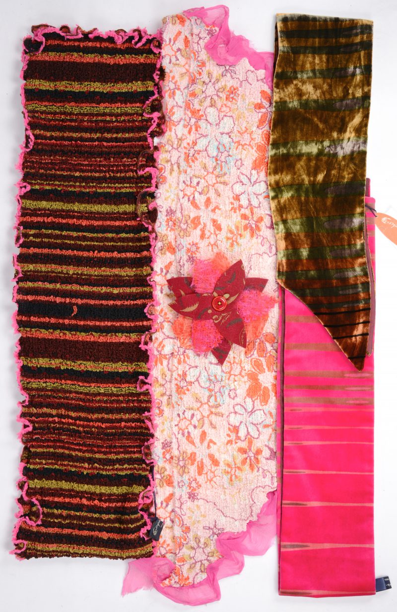 Vijf verschillende sjaals van katoen, rayon en zijde. We voegen er een corsage aan toe.