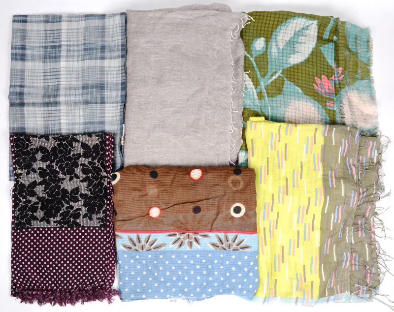 Zes verschillende sjaals van katoen, zijde en linnen.