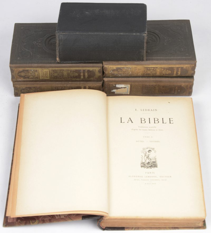 Een lot van zes oude boeken, bestaande uit vier Duitstalige uitgaven met werken van Schiller, een Franstalige bijbel en een Nederlandstalige uitgave van het nieuwe testament.