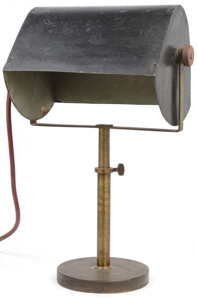 Een vroeg XXe eeuws bureaulampje.